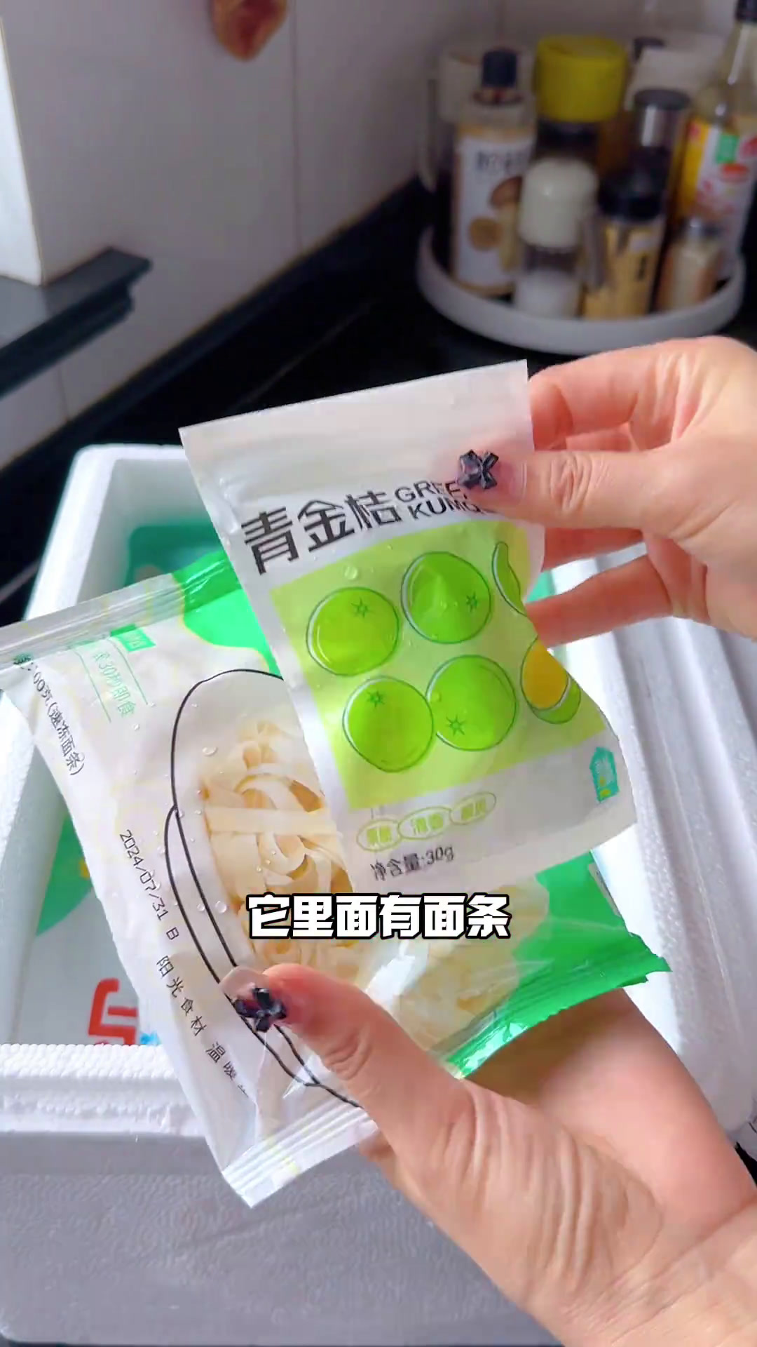 在家做饭,整个厨房都是椰子味～砂锅椰子鸡,红烧小鱼小虾,凉拌白瓜子,山药莲子排骨汤美食官我