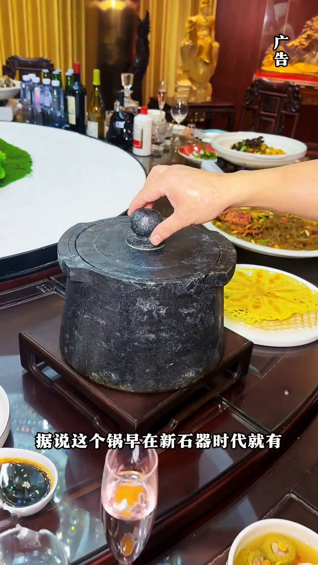 锦龙轩源自雅鲁藏布江峡谷的墨脱石锅炖鸡汤来尝尝吧!你猜猜锅值多少墨脱石锅真材实料才能做出好