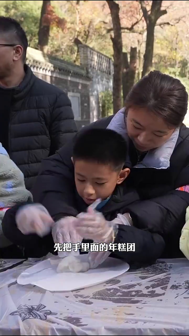 保国寺里享年味,年糕饺中迎新年 在千年古刹里迎接新年,意义非凡,传统民俗体验也让许多参加活