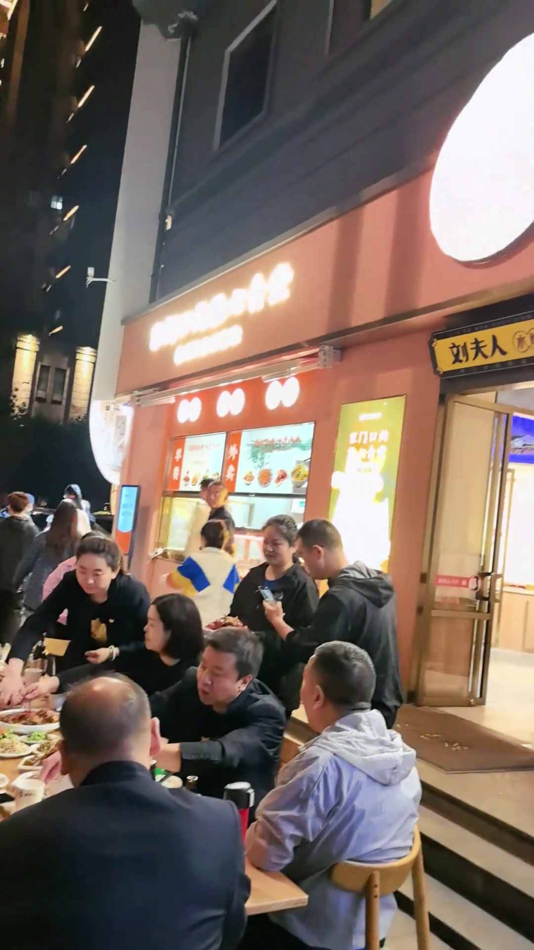 夜市开启刘夫人水煎包太美味了刘夫人水煎包阿五黄河大鲤鱼