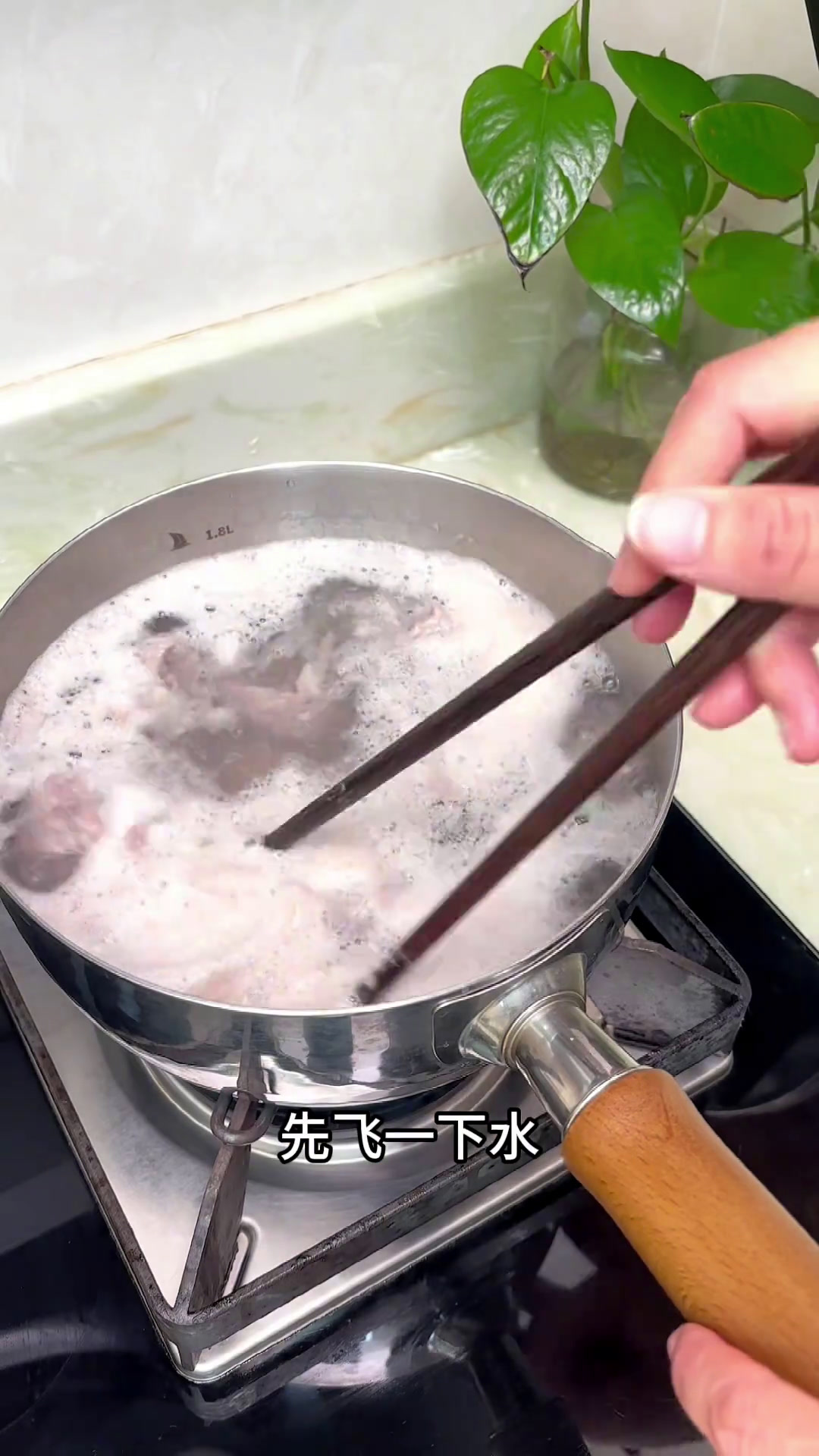 猪骨用盐腌上几天,用来煲汤煲粥都可咸香嫩滑了。今日早餐咸骨芥菜粥+马拉糕