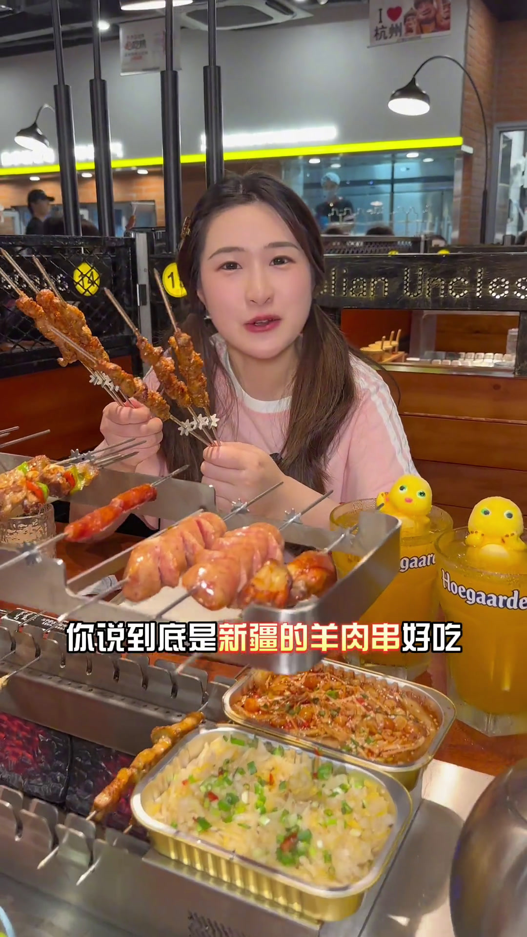 三个蒙古大叔开到天虹啦!奶香奶香的羊肉串谁不爱呢!还有老可爱的饮品,你们快来试试羊肉串三个
