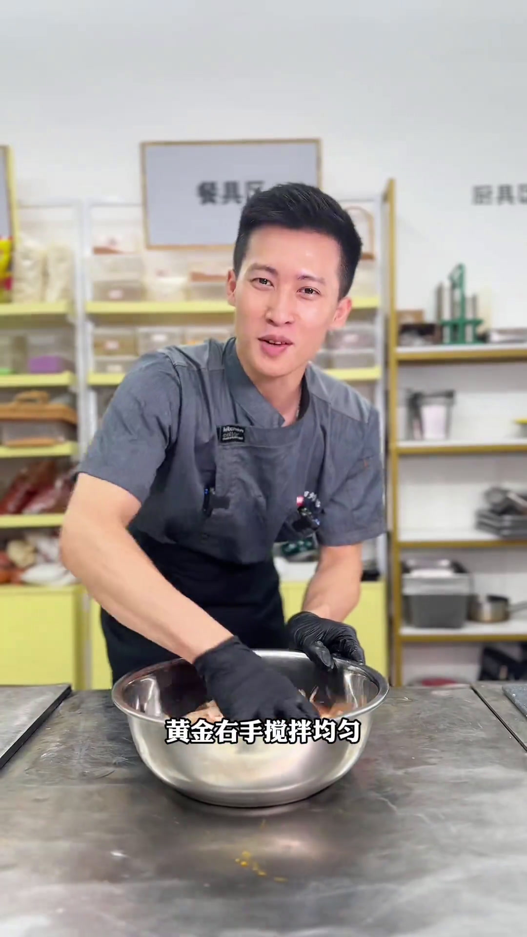 挂糊脆皮鸡肉小串来喽!你敢相信吗,只卖这一个挂糊鸡肉小串,夜市排长队,真是太太太好吃了,一
