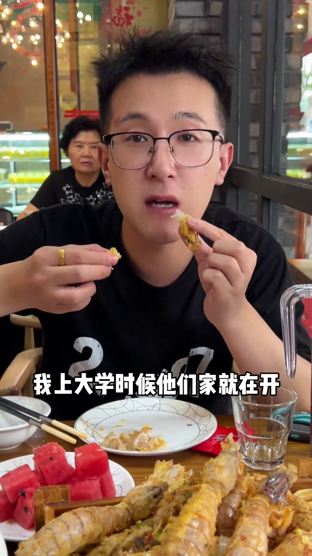 香辣蟹爬爬虾都好爱,比我岁数还年长的一家店。成都美食本地人爱吃的店香辣蟹为城市美食打cal