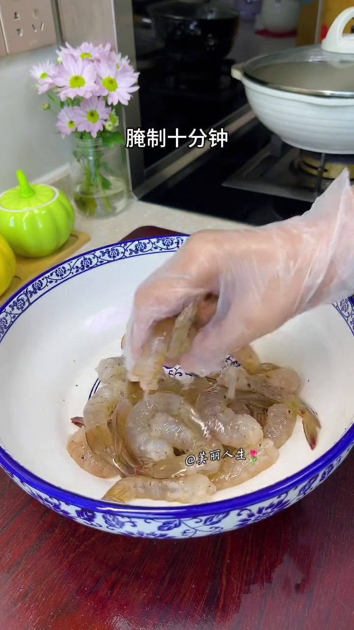 不要与别人比生活,生活不简单尽量简单过,今日份午餐,天妇罗虾,干煸豆角,什锦鸡胸肉,熟醉花