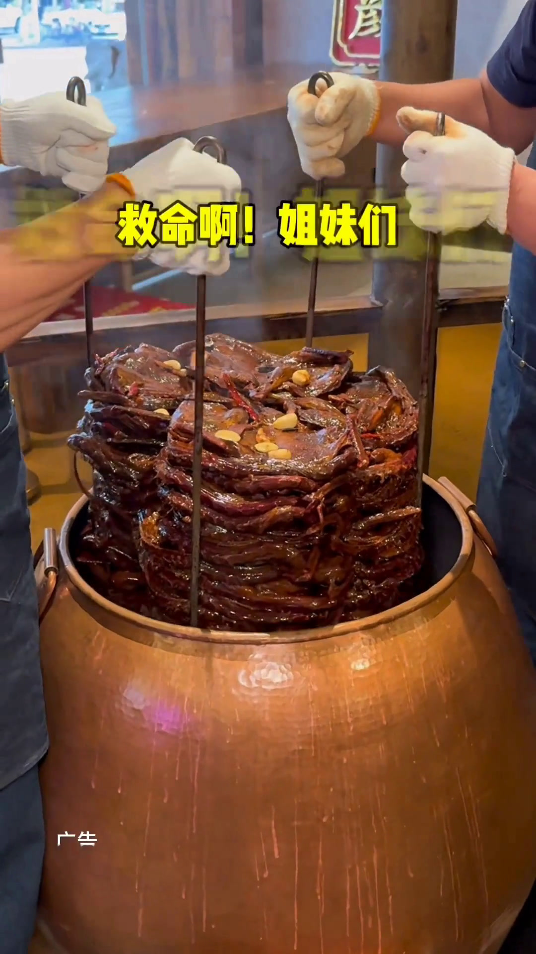 吗呀!颜家辣酱鸭39.9一整只鸭还有79.9一大一小!真的很好吃啊,快搞!长沙酱板鸭好吃到