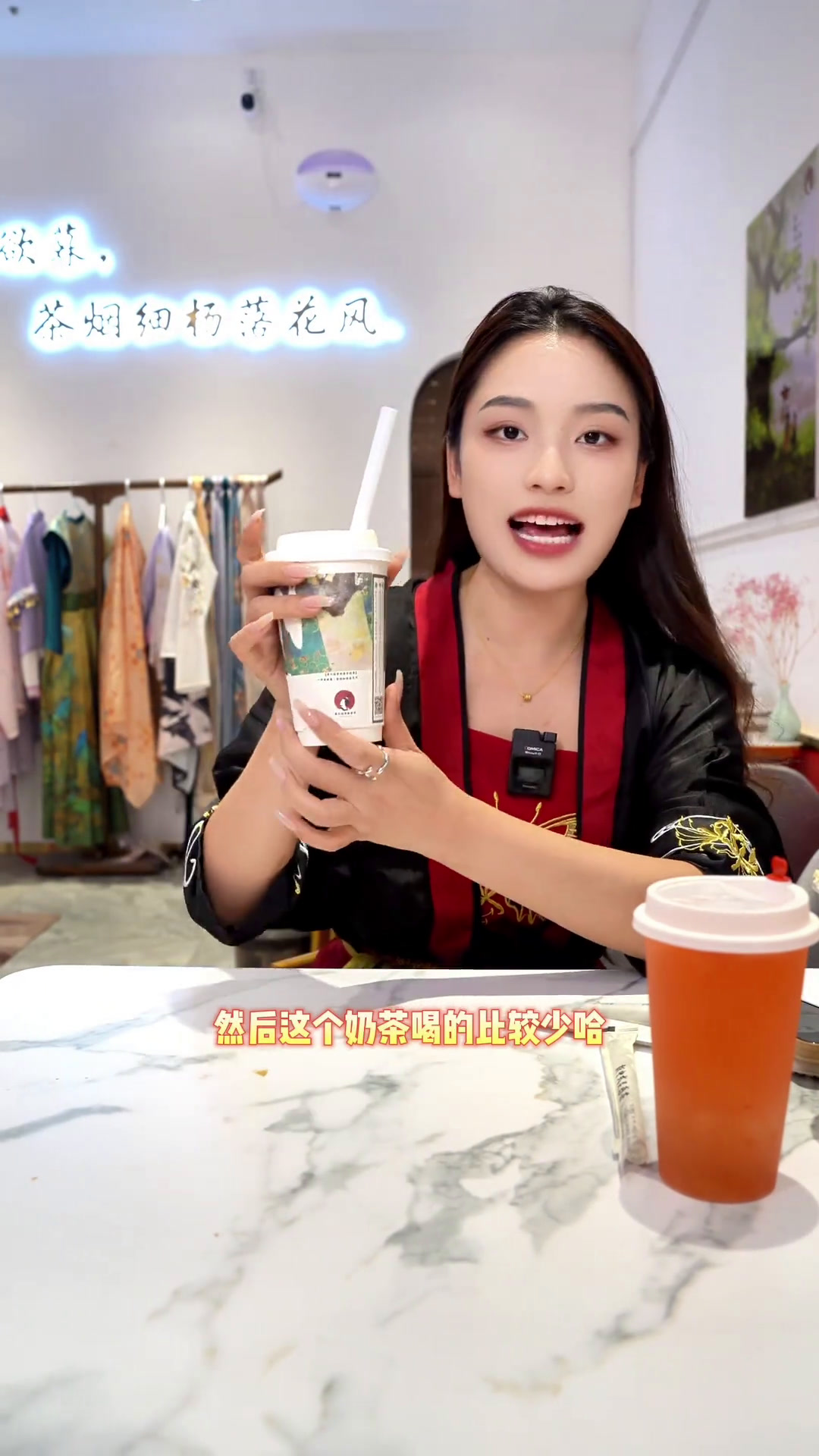 仙女都在喝什么好喝不胖的奶茶来了一杯奶茶就能汉服随便穿,喝着奶茶拍着照片,生活多么惬意呢国