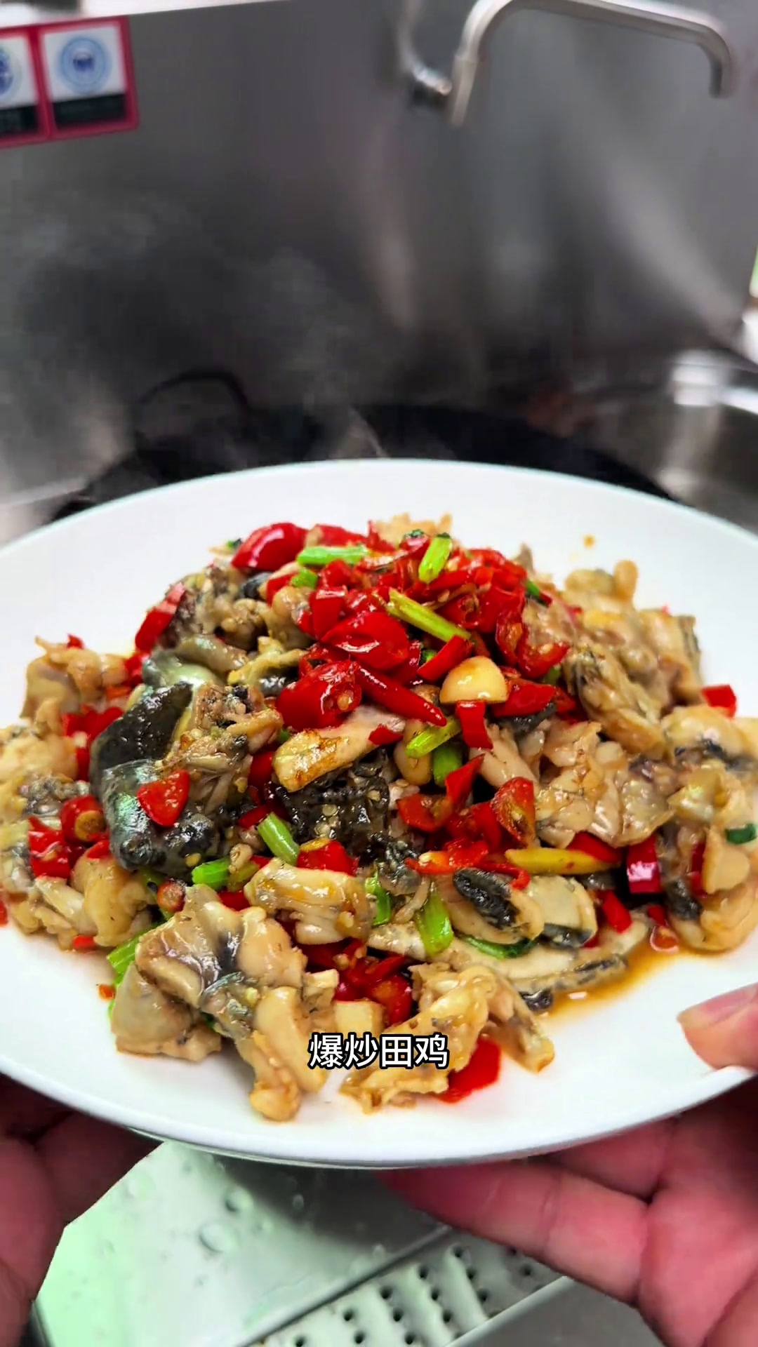 爆炒田鸡这道菜非常嫩滑,鲜辣可口,爱吃辣的能吃五碗米饭美食官地方特色美食家常菜