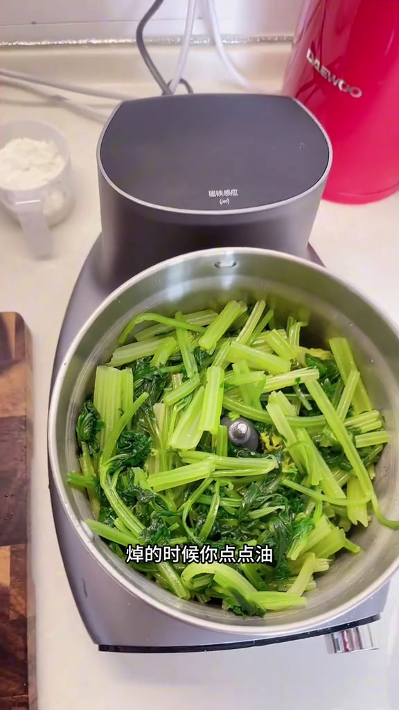 立冬吃饺子,婆婆和馅我和面,说说笑笑包了这么多爱就是一起吃好多好多顿饭立冬了记得吃饺子平平