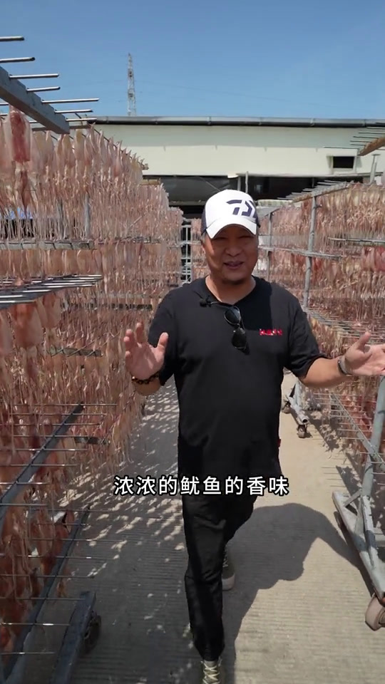 鱿鱼母炖汤男女老少都能吃,中间的卵越嚼越香,越嚼越好吃鱿鱼母妈呀太香了好吃到停不下来