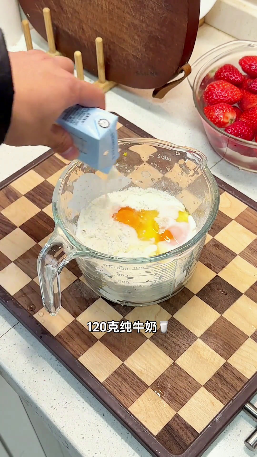 老婆想吃草莓蛋糕好久了,今天给她在家自己做了一个草莓塔,自己在家做的比外面好吃多了嘿嘿～草