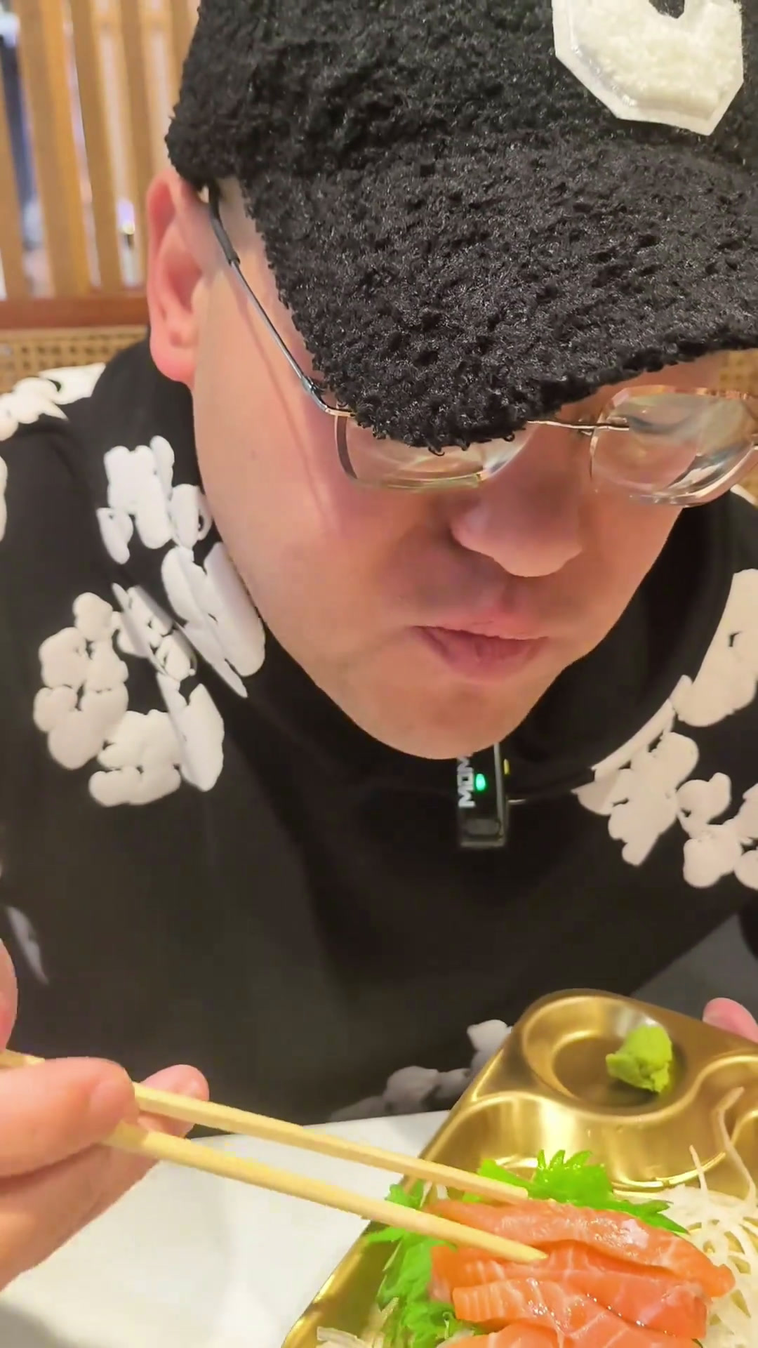 99两条鳗鱼一盘三文鱼你敢相信吗?粉丝留着怀疑不是活鳗鱼,咱们今天去看看到底是不是活鳗鱼美