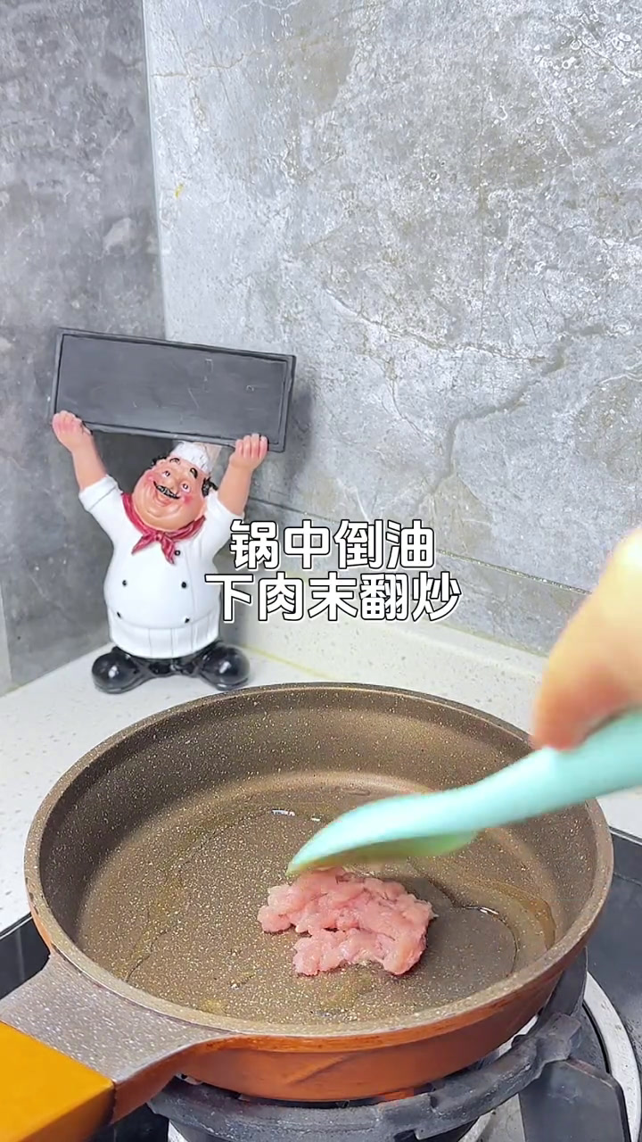 一岁六个月宝宝午餐:今日份辅食一锅蒸～香菇肉末焖饭、海鲜菇黄瓜鸡蛋汤、西红柿蒸牛肉