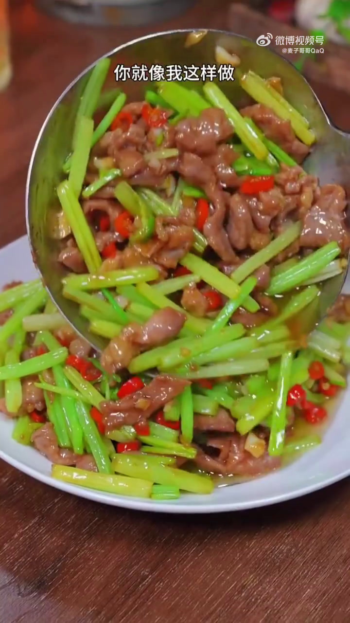 芹菜炒肉这样做才好吃!芹菜买回来,你就像我这样炒,翠绿不发黑,肉丝鲜嫩,太下饭了。食谱