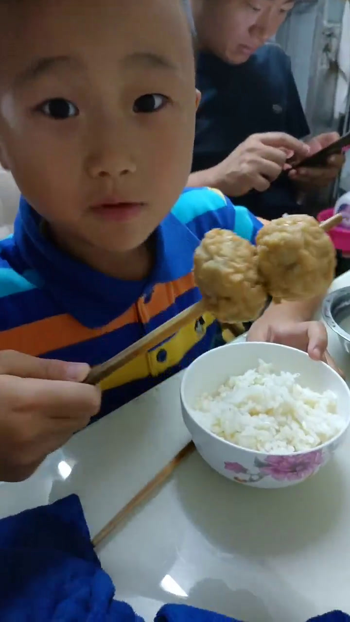 你看宝宝就喜欢吃玫瑰姐嘎的,香肠,牛肉,肉圆,豆酱,真的好好吃哦
