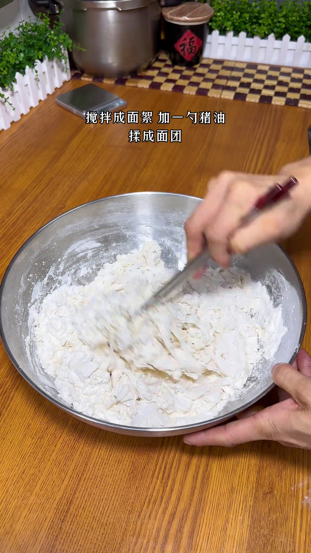 做了我家孩子爱吃的甜皮包子,叉烧肉馅的,鲜嫩多汁,蓬松柔软,自己做吃着放心叉烧包妈呀太香了