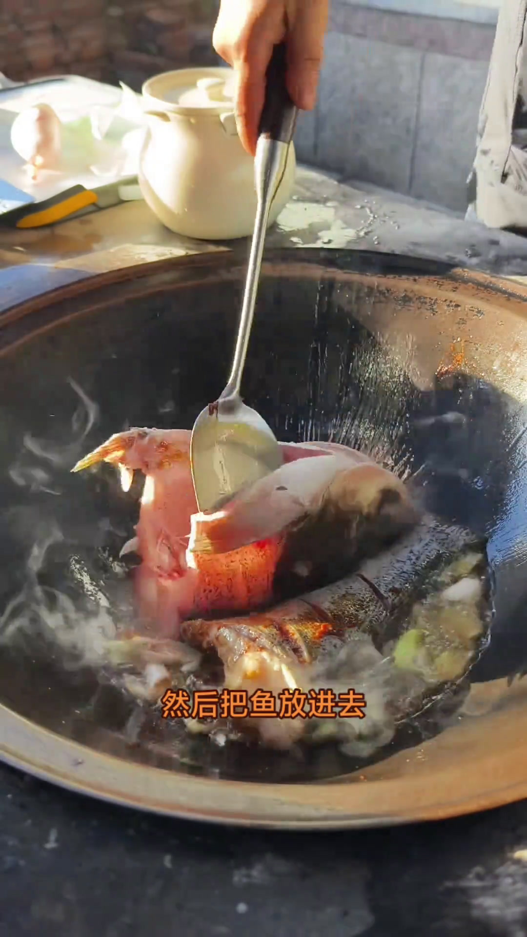 姐妹们铁锅炖鱼教程来了做法简单一学就会这样炖出来的鱼,嘎嘎香老下饭了记录真实生活美食官农村