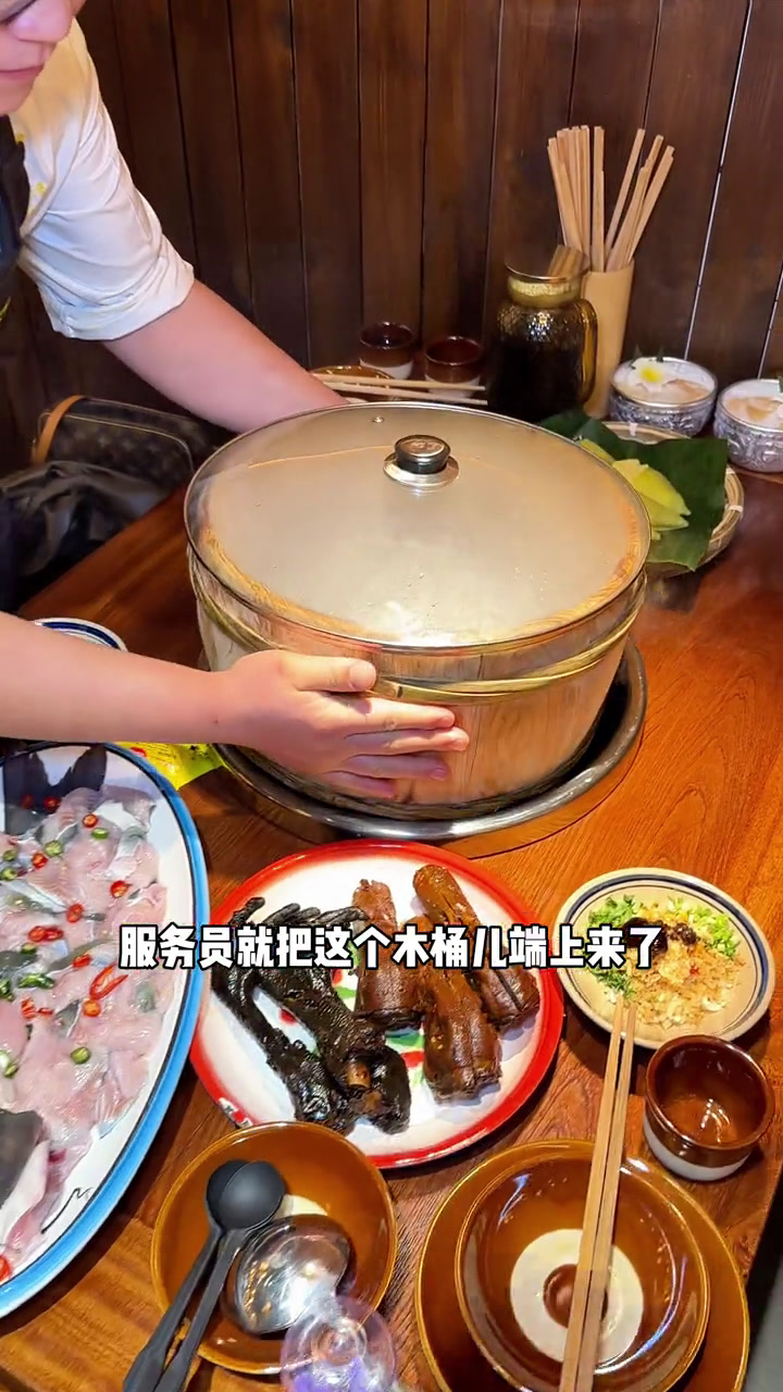 火爆云南10年的香村老汉终于来成都了火爆云南10年开了40多家店的,香村老汉木桶鱼,终于来