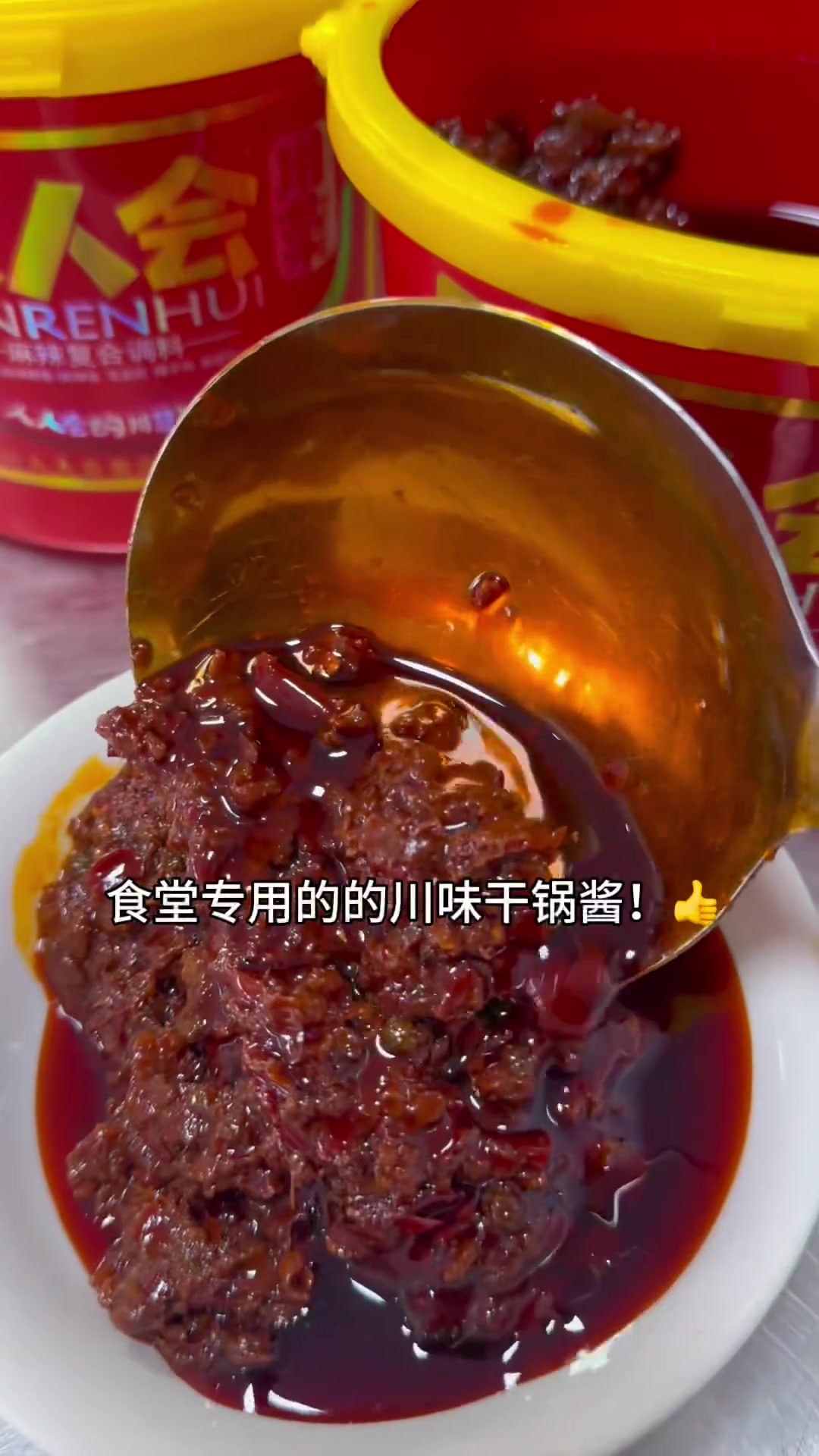 今天分享一道食堂非常受欢迎的下饭菜,香辣干锅鸡,做法比较简单,不用焯水,直接把鸡肉腌制在滑