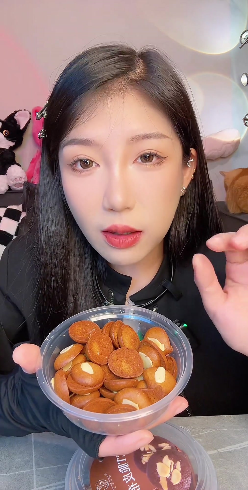 喜欢吃苦的就选原味爱吃甜一点的就选择摩卡风味的两味道都特别好吃很解馋猪瘾来了的时候来上几片