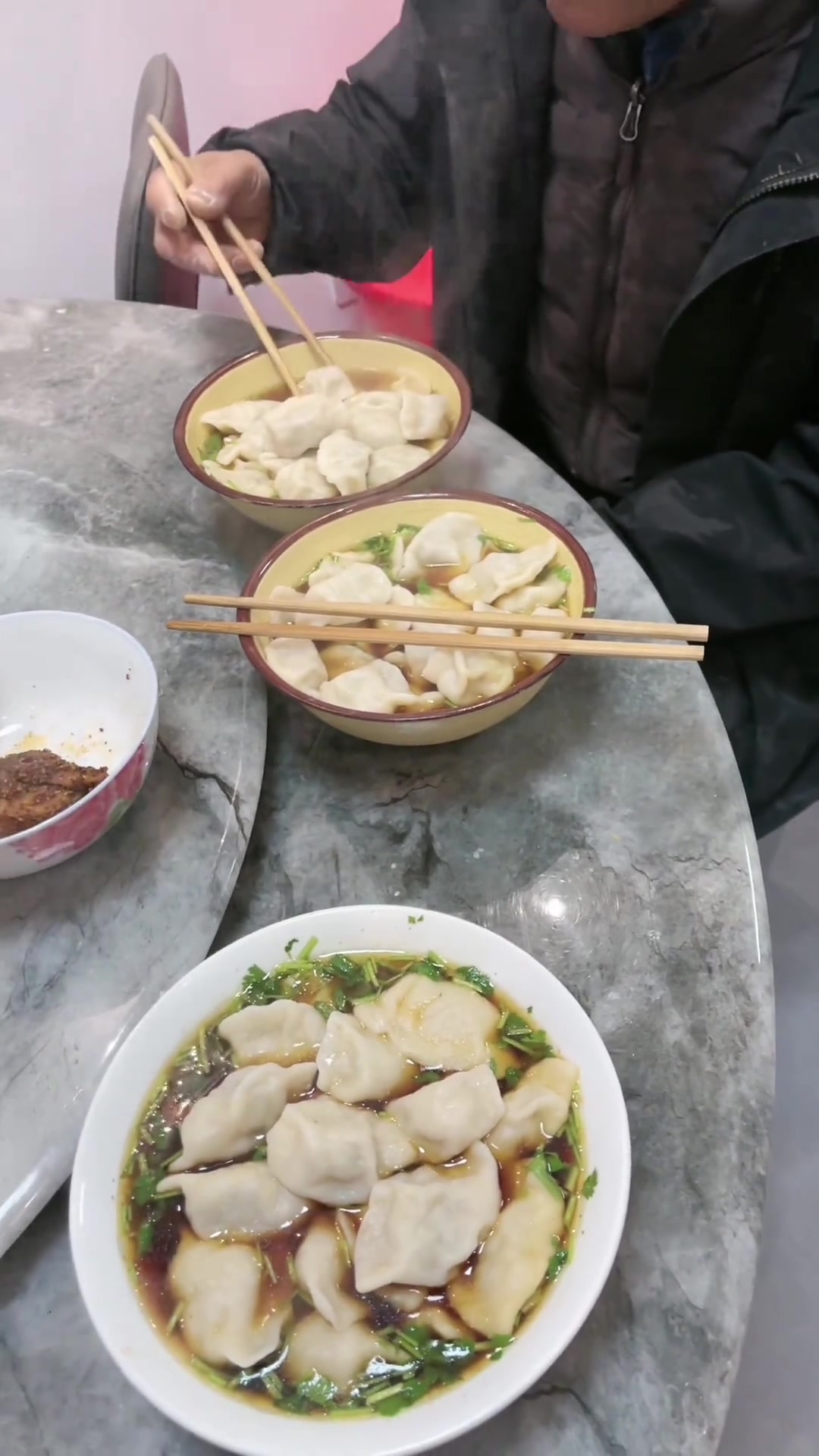 纯手工水饺吃饺子是一种心情酸汤水饺自己动手丰衣足食厨房里的欢乐时光家的味道,记录农村真实生