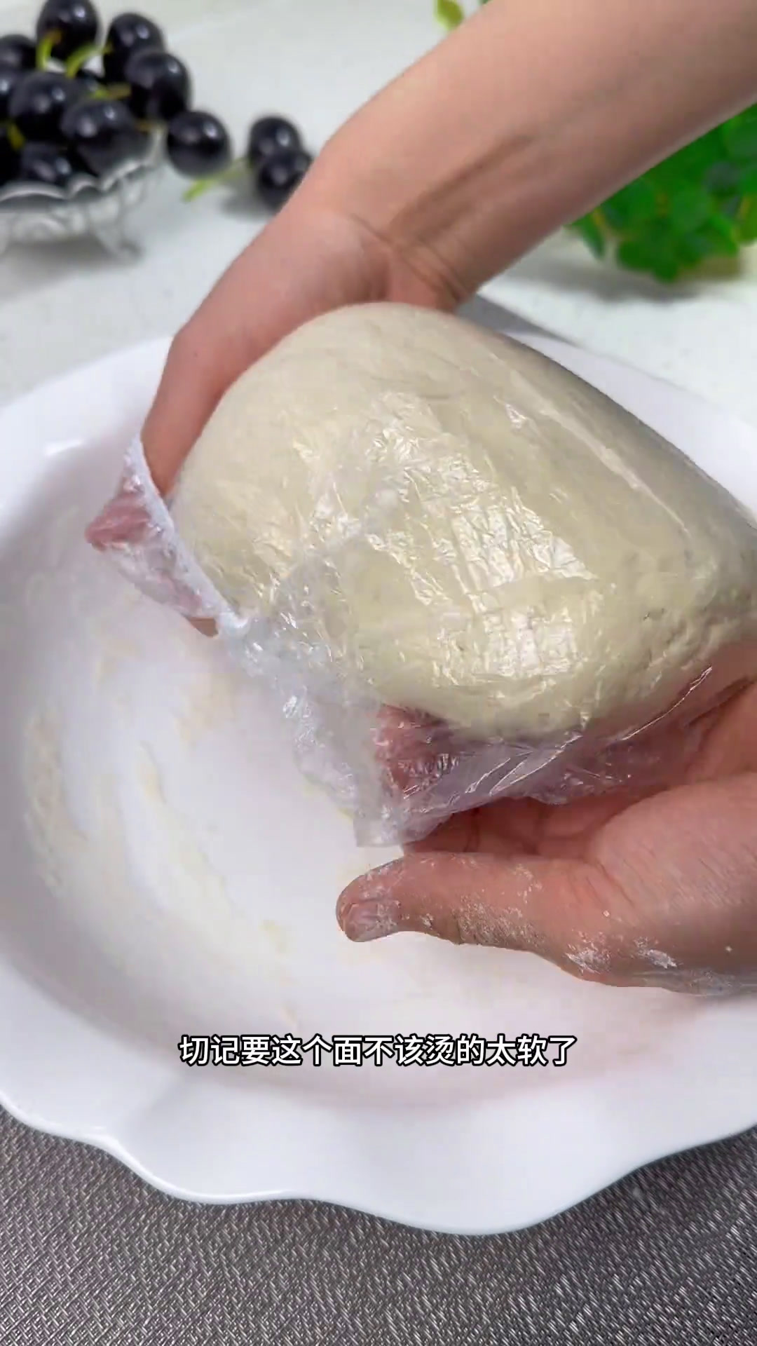 的大鱼大肉吃的再花哨,都不及这一盘农家凉粉蒸饺来滴带劲。皮薄馅香浇点辣椒醋水简直太美味了。