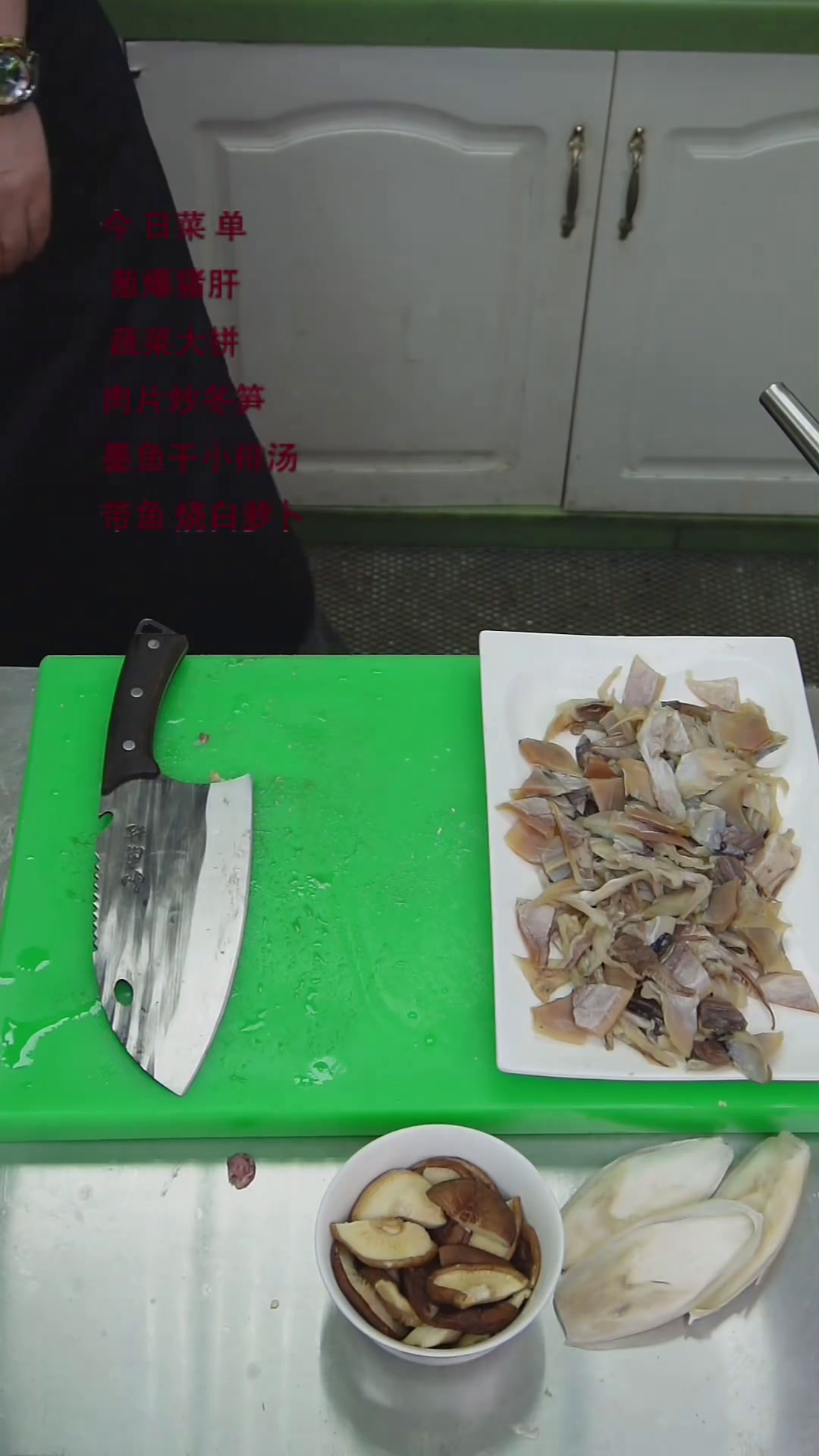 哈喽哈喽台州方言小排墨鱼干汤视频教程有灵魂的美食跟着视频学做菜美食天天有想吃跟我走家常美味