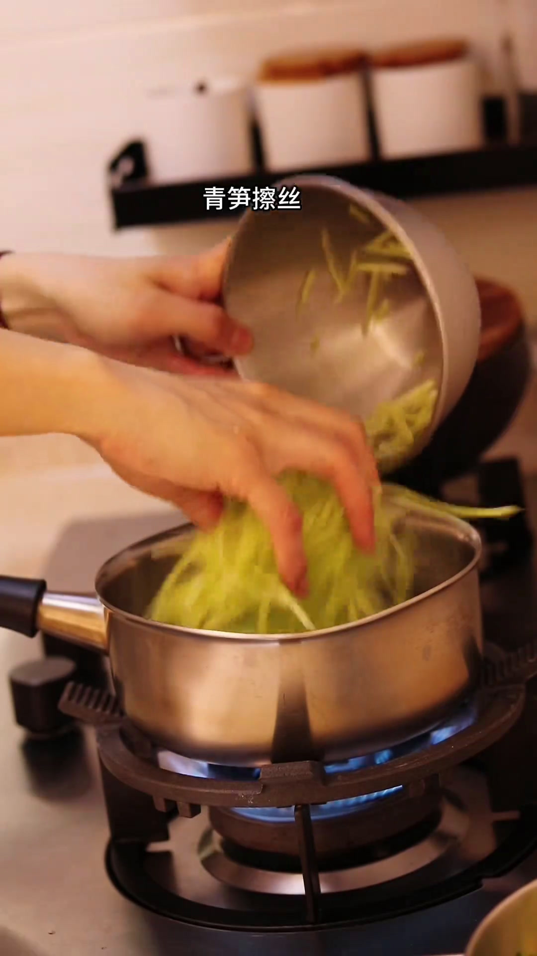 今天是一家三口的周末早餐,番茄肉末汤粉儿,发面韭菜盒子。美食vlog记录真实生活早餐我的厨