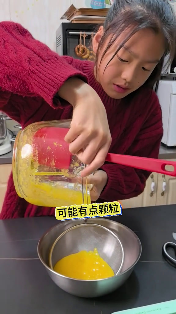 小孩姐百分百成功的六寸芒果慕斯蛋糕来了。她说:不想和她一样凝固的这么快的话吉利丁可以改成2
