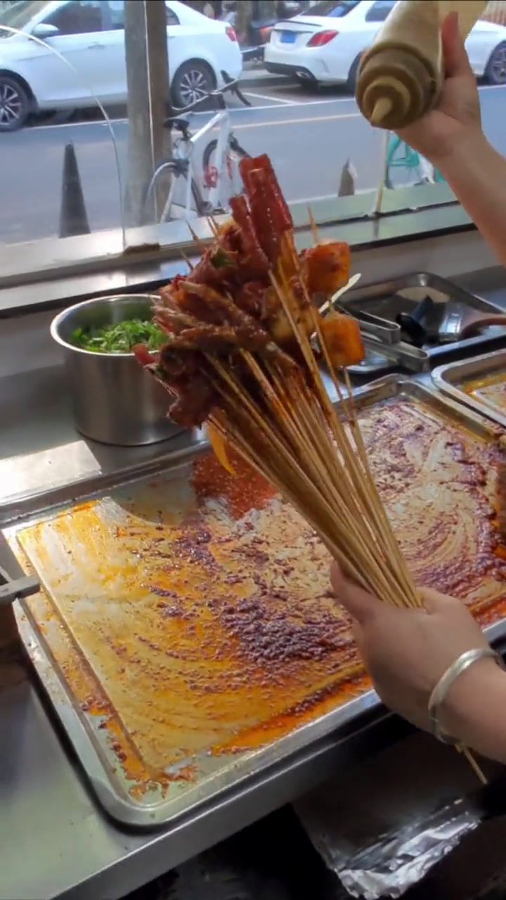 成都馋嘴油炸串串～串串现穿,新鲜～铁板小黄鱼,外脆里嫩谁懂这一口的好吃程度妈呀太香了就问你