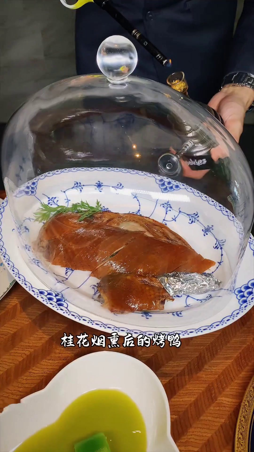 夏天胃口不好,就要吃一些开胃的菜,这家烤鸭不要太讲究。为城市美食打call同城美食