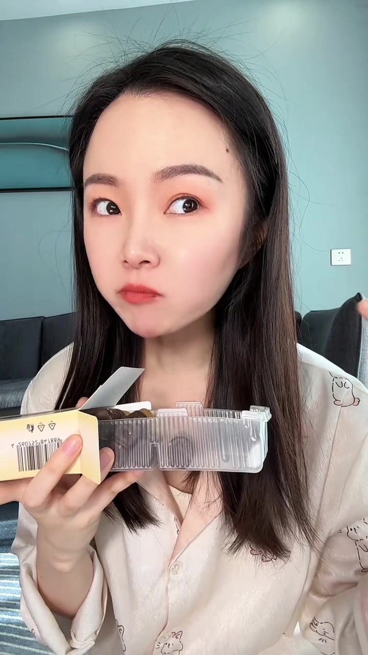一口惊艳的巧克力蛋卷真的好好吃啊!一口融化酥酥脆脆的!