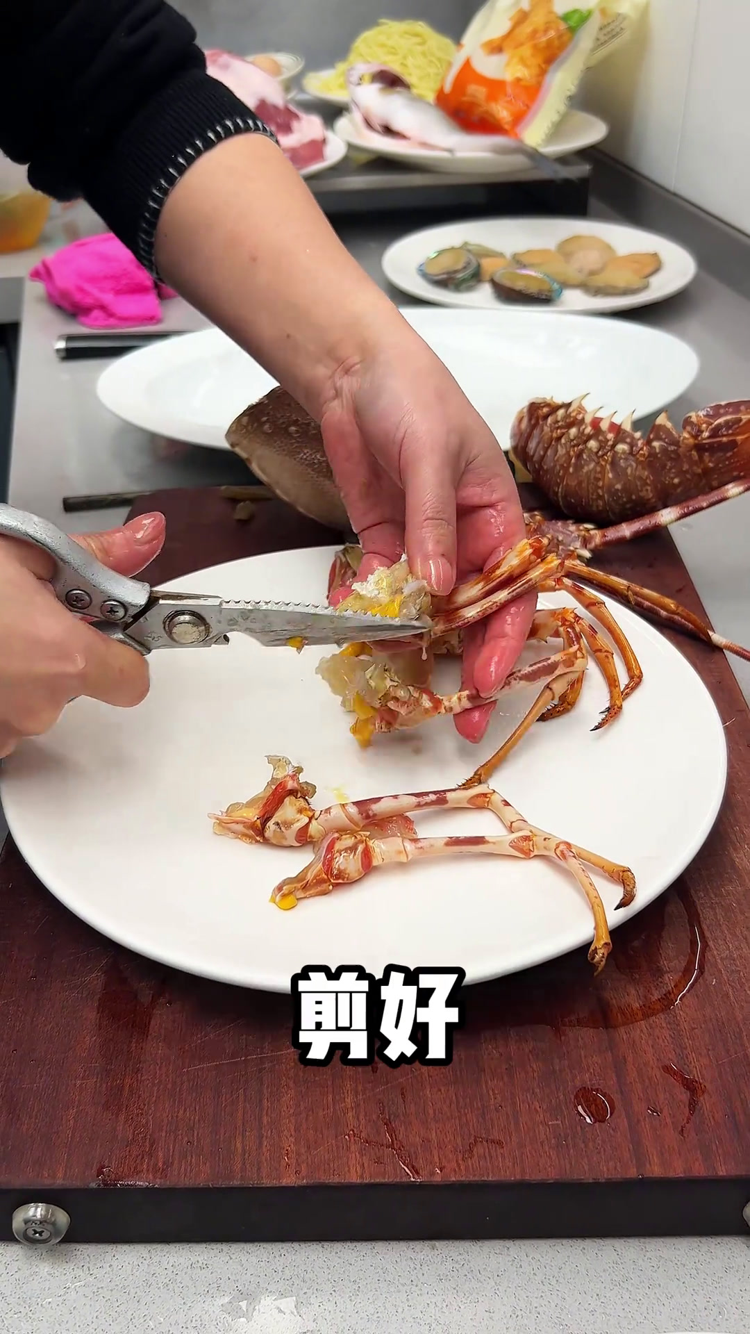 蒜蓉龙虾,肉嫰味香龙年吃龙虾,“龙年菜”记得端上桌年夜饭下酒菜家常菜