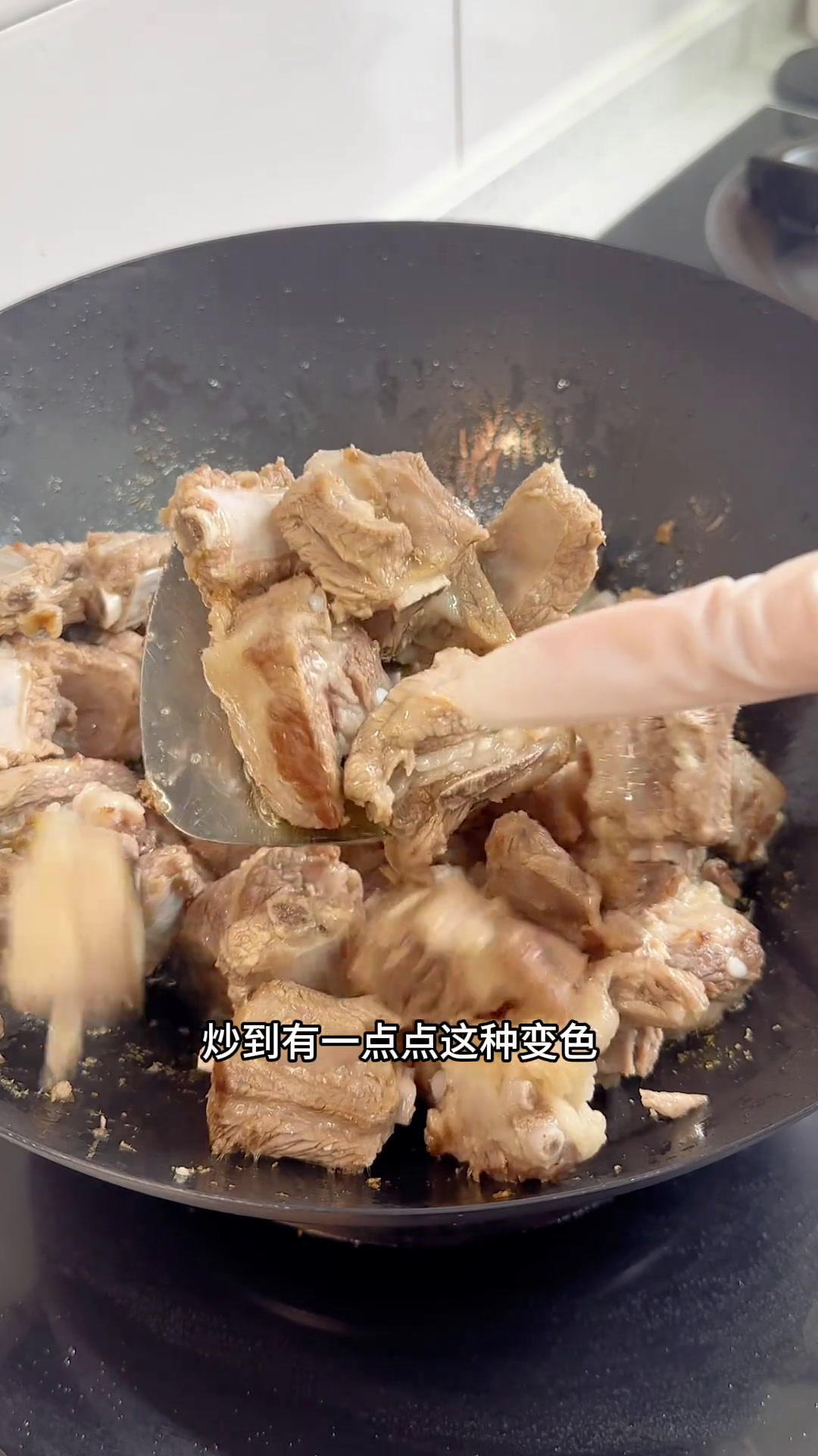 今天做了两家的午餐,土豆烧排骨肉丝有机花菜蒜香炒茄子,简简单单三个菜。家常菜美食分享我的厨