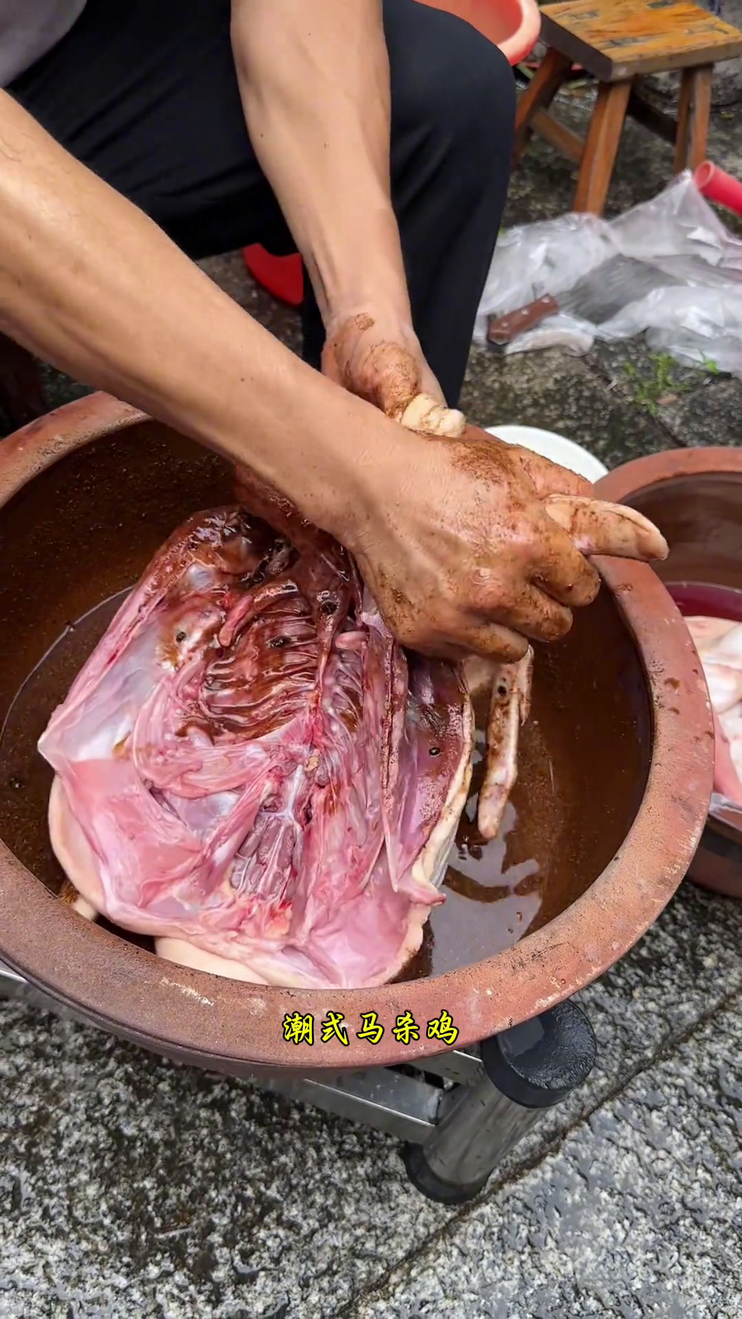 老房子里做熏鸭脯潮汕三代人传承70多年,坚持用古法制作,虽然效率低,但真材实料,味道正宗。