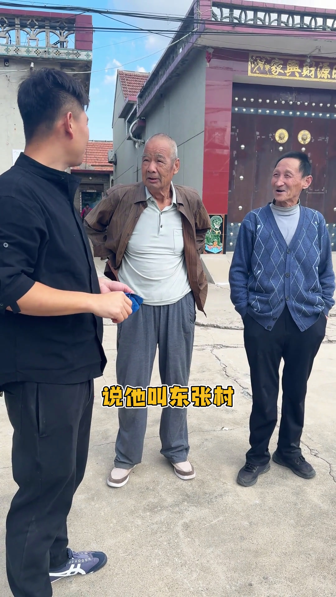 小宝今天给村里老人做一锅《黄豆芽炖鸡》金灿灿的黄豆芽炖鸡
