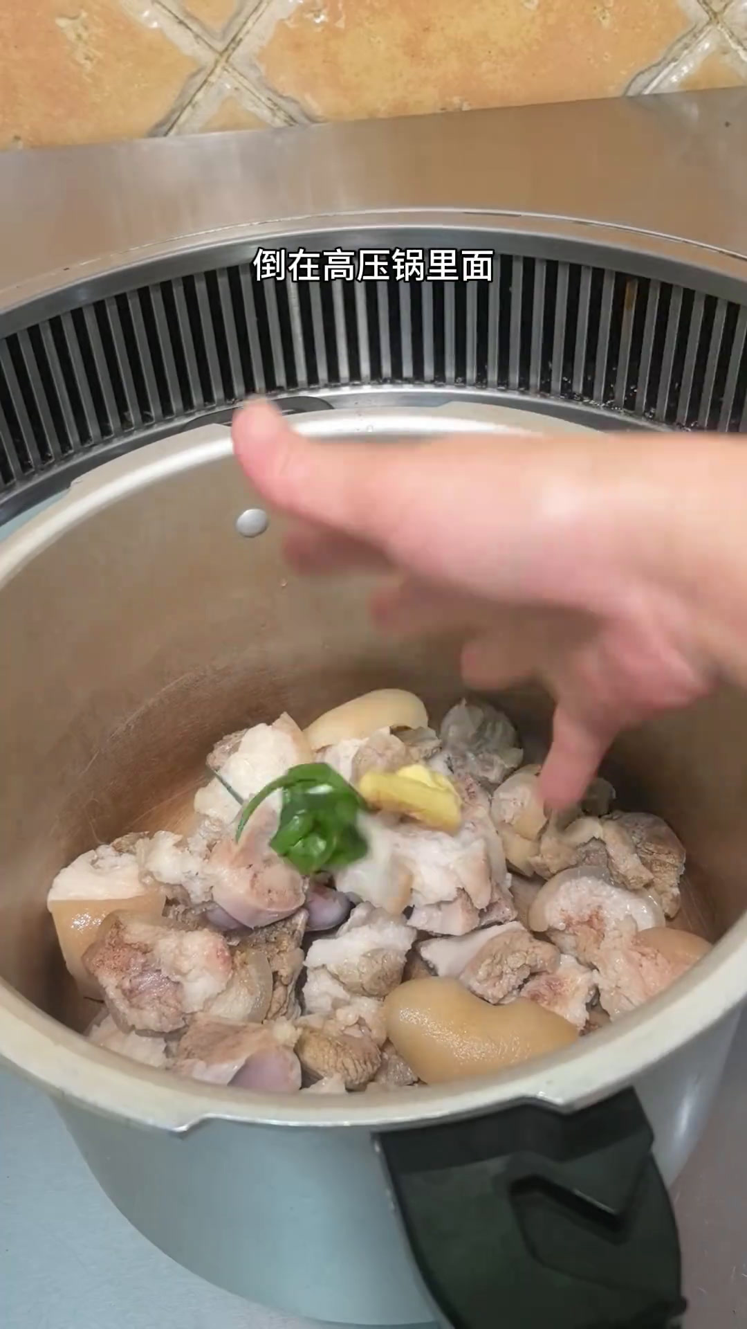 酸菜猪脚火锅,酸鲜开胃猪脚软糯Q弹,汤也好好喝呀!酸菜猪脚火锅猪脚酸汤猪脚