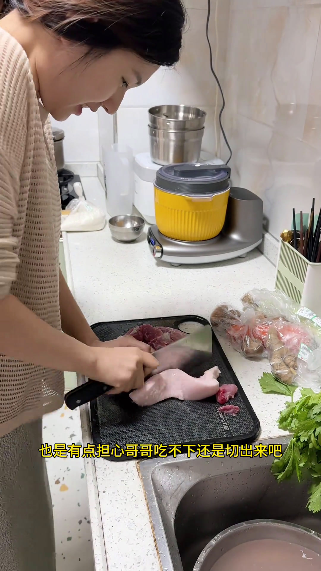 第一次自己在家做这么成功的包子,老公可能有点吃不太习惯,他自己煮潮砂锅粥来吃哈哈,南北结合