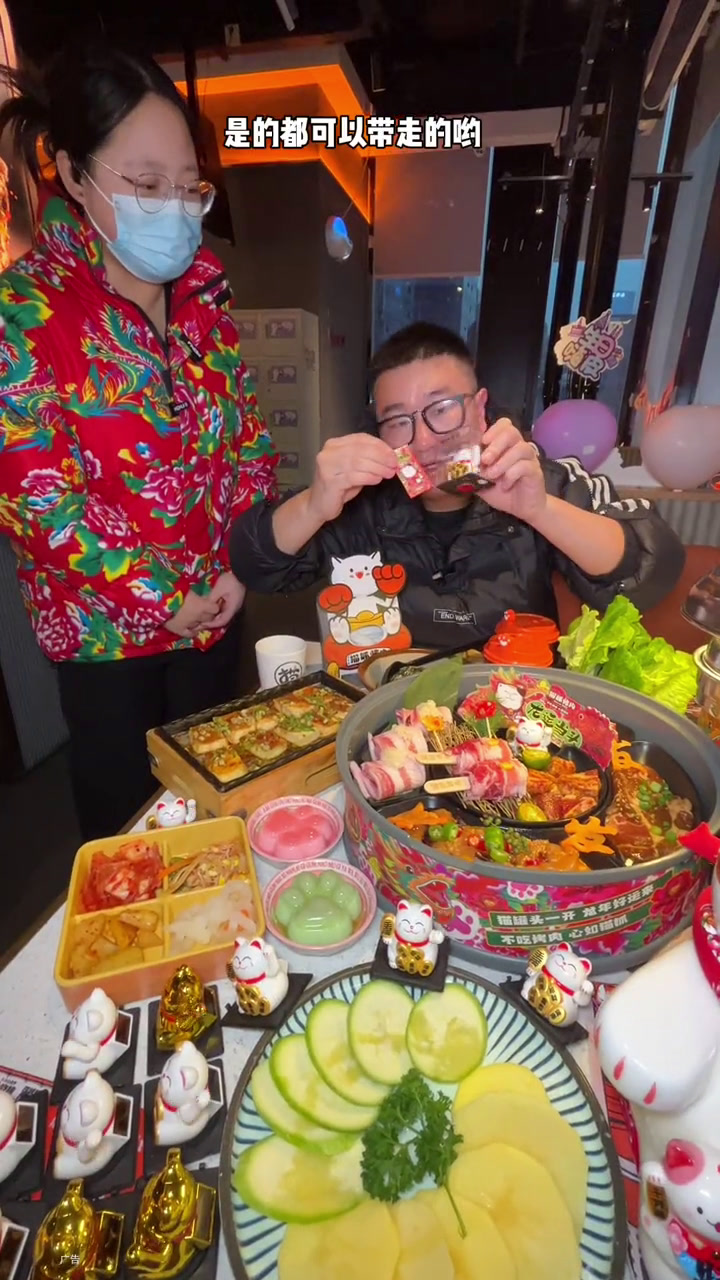 吃猫罐头是怎么样的体验猫抓烤肉猫罐头一开美食官先吃为敬妈呀太香了