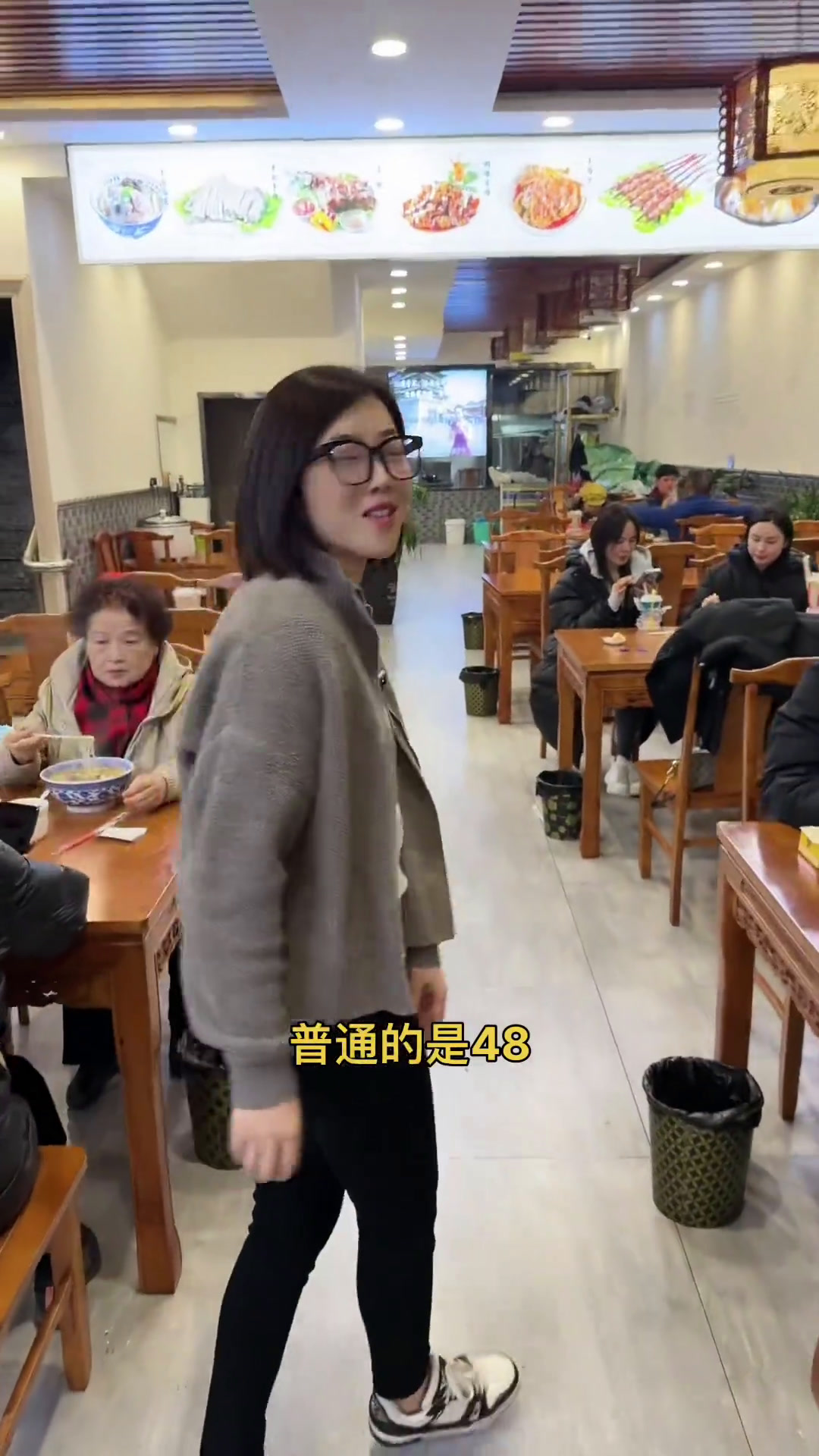 今天在西安逛了繁华的回民街,吃了羊肉泡馍,回家的感觉,真好!记录真实生活西安羊肉泡馍