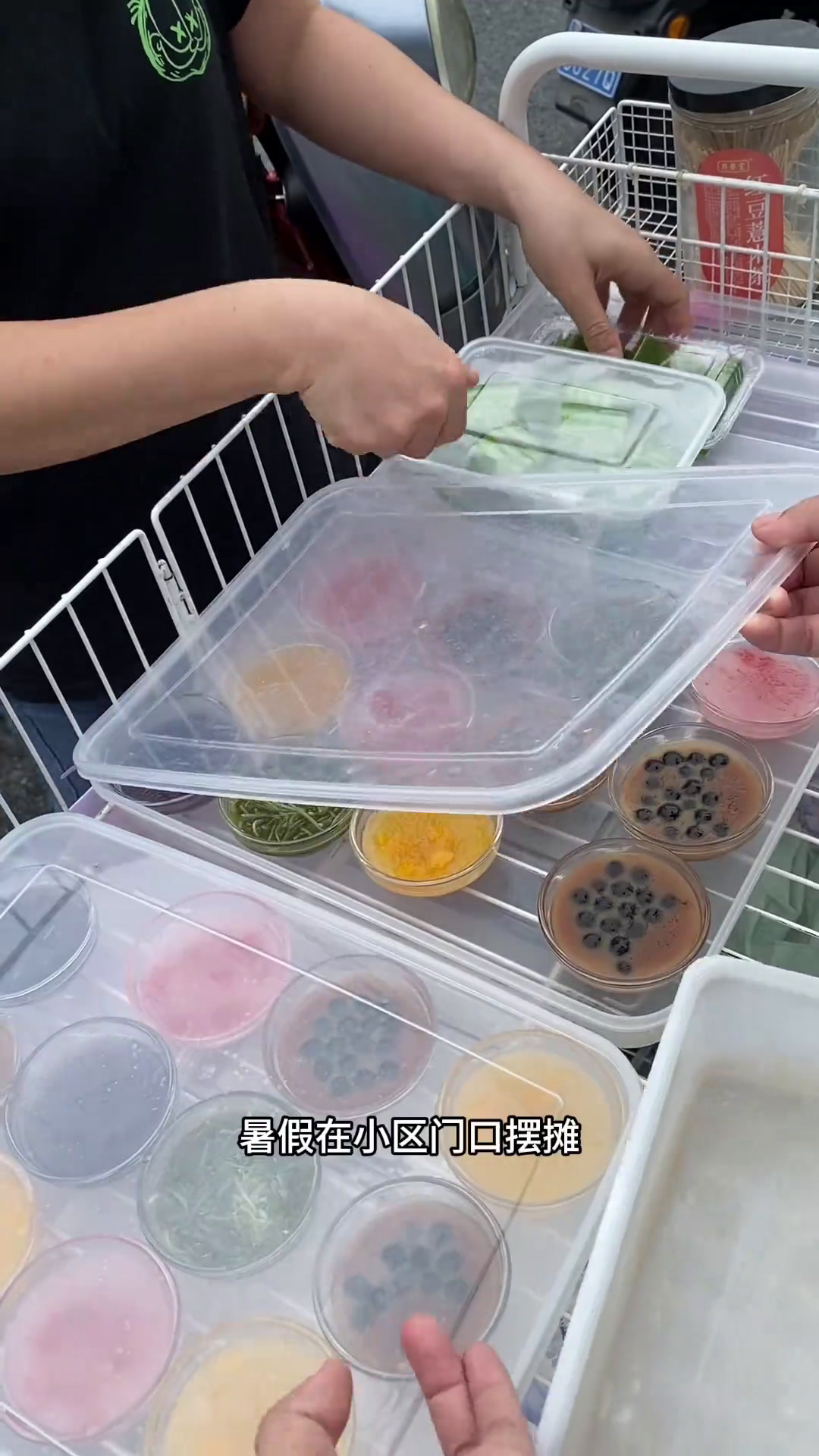 斑斓椰汁千层糕暑假在小区门口摆摊,除了卖钵仔糕,还做了斑斓千层糕一出摊就卖完了钵仔糕谁不爱