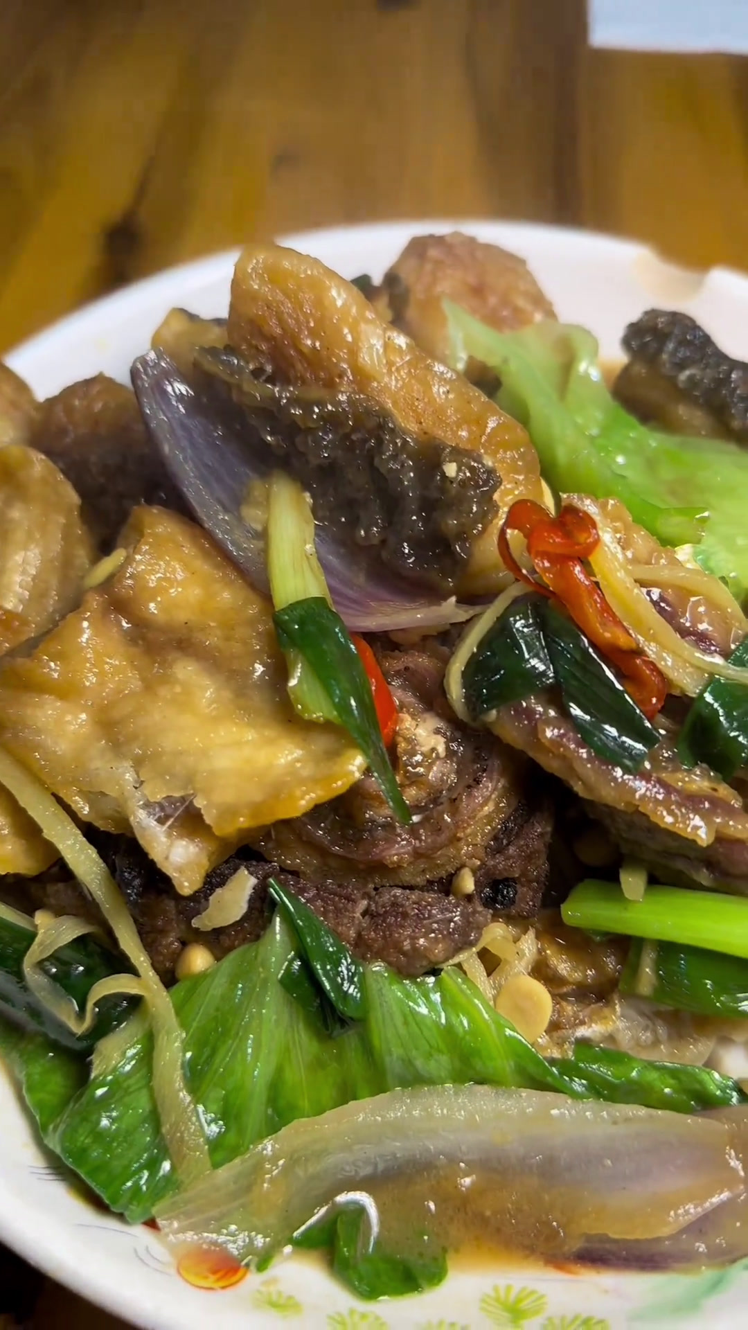 美食分享揭阳好吃不贵揭阳尚好吃的鱼粿,藏在新河村里,每天晚上都是人满为患,焖鱼和鱼汤真实鹤