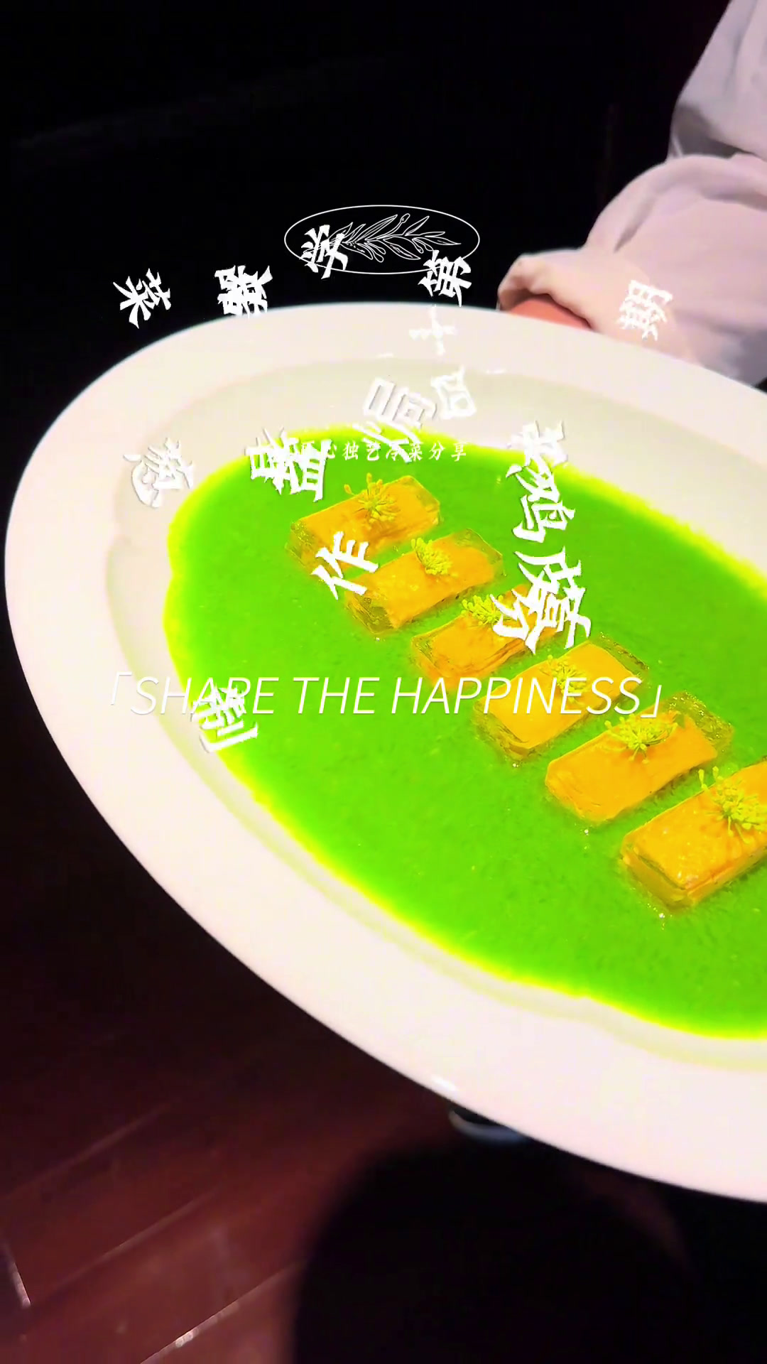 《葱香盐焗冰皮鸡》主料:清远鸡一只制作过程步骤:清远鸡处理干净加入25克花椒盐涂抹腌制2小