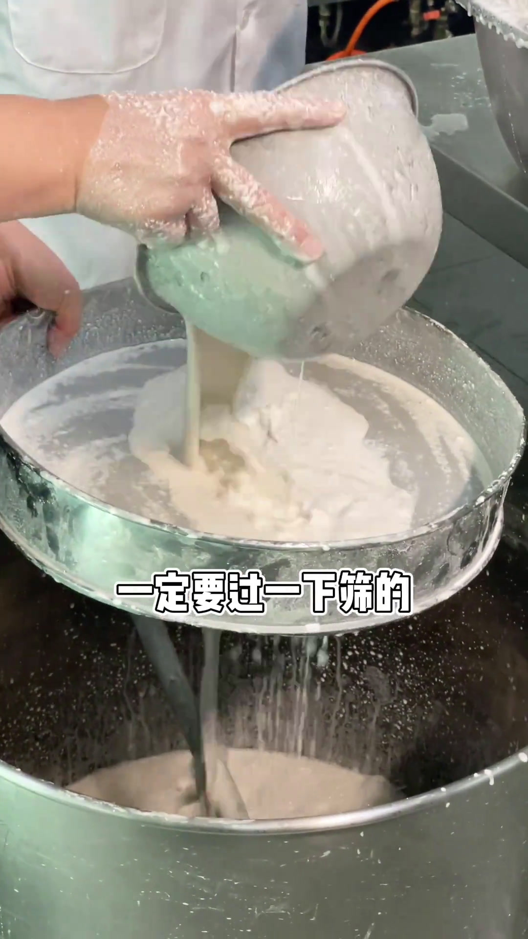 手工制作真材实料的广式蒸糕,足料好吃,有萝卜糕、芋头糕、马蹄糕、红豆糕、米糕几种口味,过节