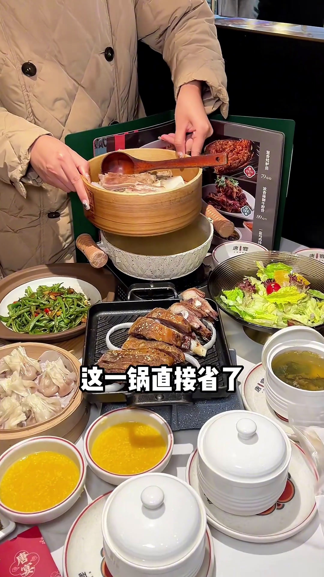 爱琴海吃西北菜的人好多啊!手抓羊肉,烤羊排吃得很爽!记得囤上券带上家人一起来聚餐手抓羊肉西