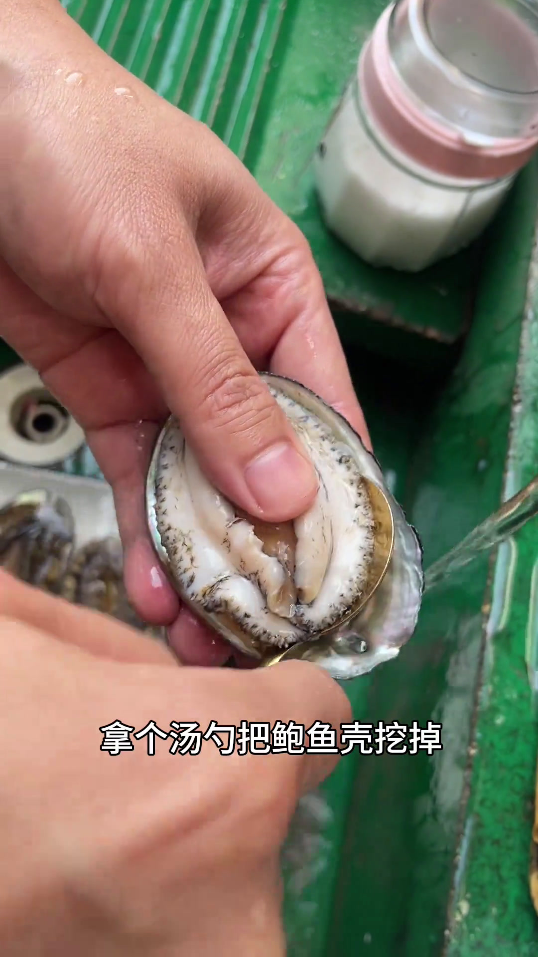 鲍鱼烧土鸡,鲍鱼Q弹入味,鸡肉滑嫩,你心动了吗!年夜饭菜单安排起来吧。闽南美食官会下厨的男