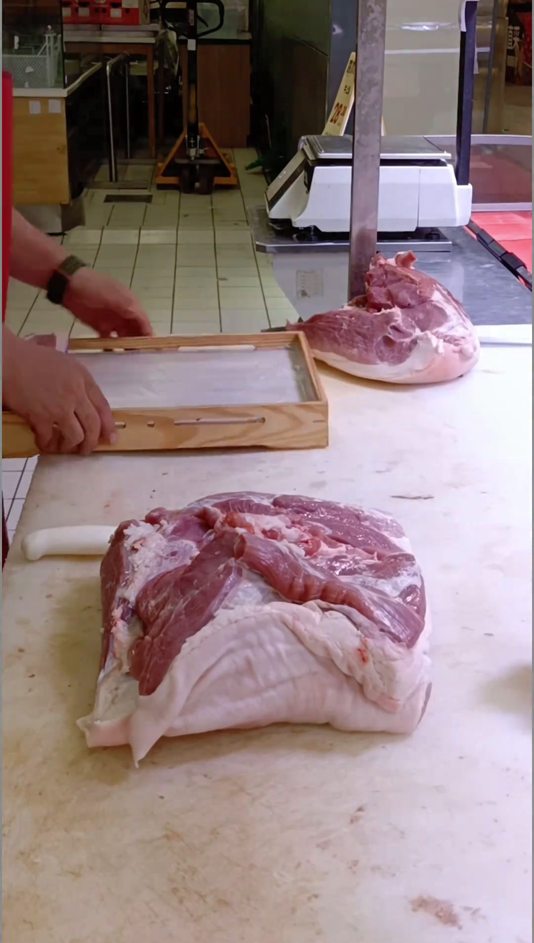 猪肉后腿肉分割陈列超市学剔骨现场实拍创作者大会