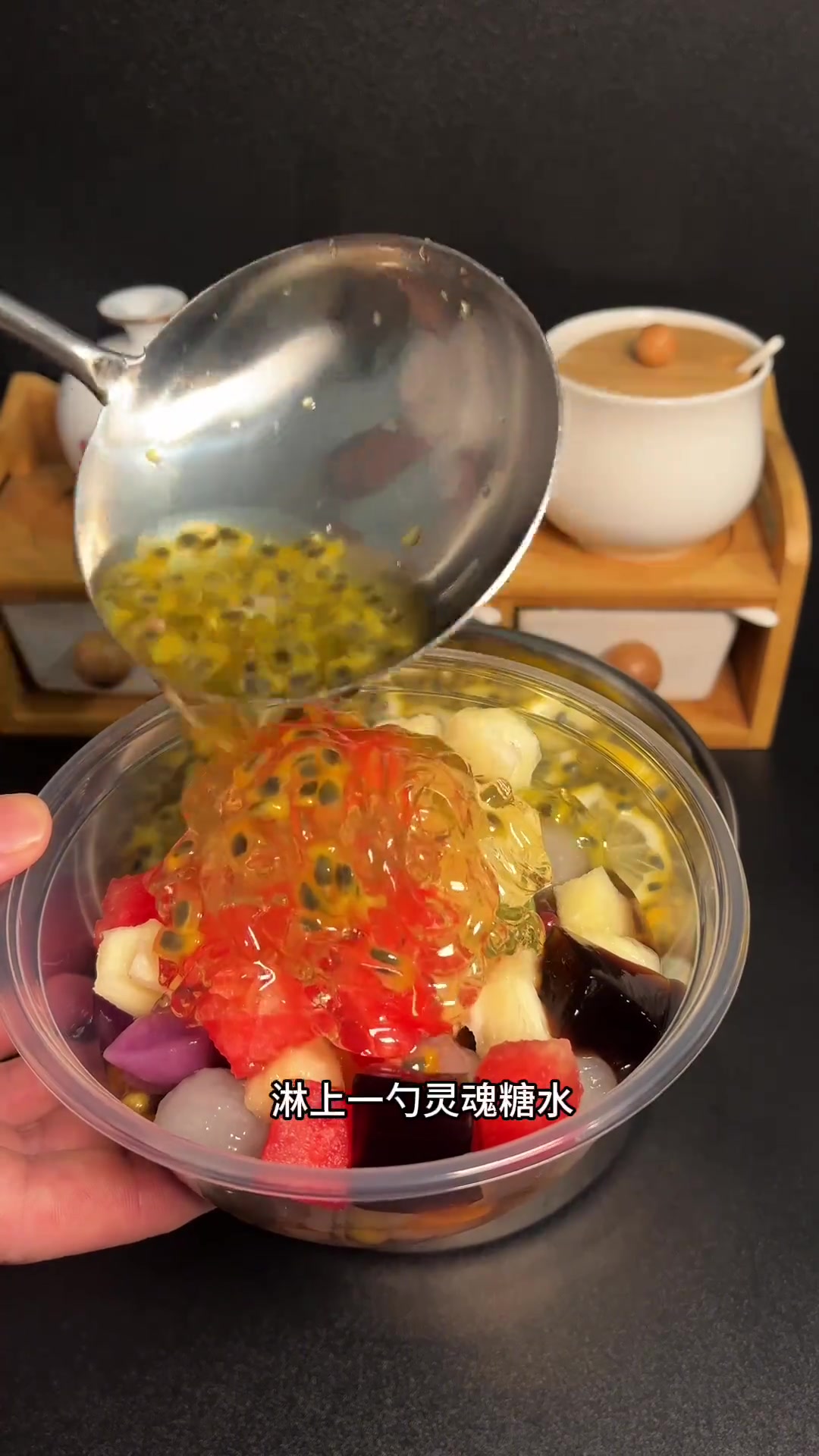 四果汤又到吃四果汤的季节了,分享几款小料、糖水配方教程,在家也能安排上夏日甜品摆摊漳州四果