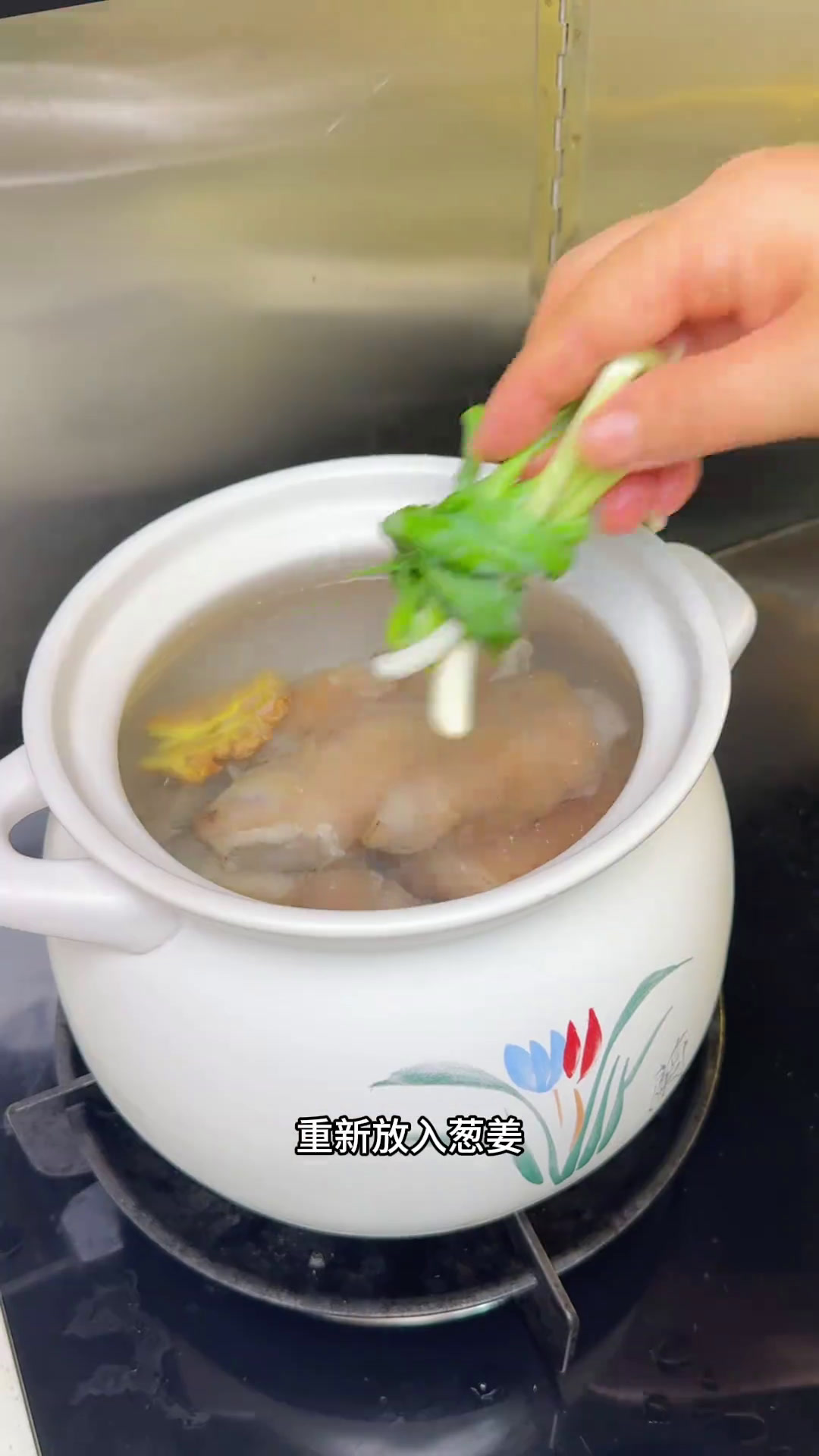 雨姐今天炖的这个蹄花汤,又鲜又白,太香了吧～还搭配了三种蘸料,每一种都好吃!记录真实生活妈