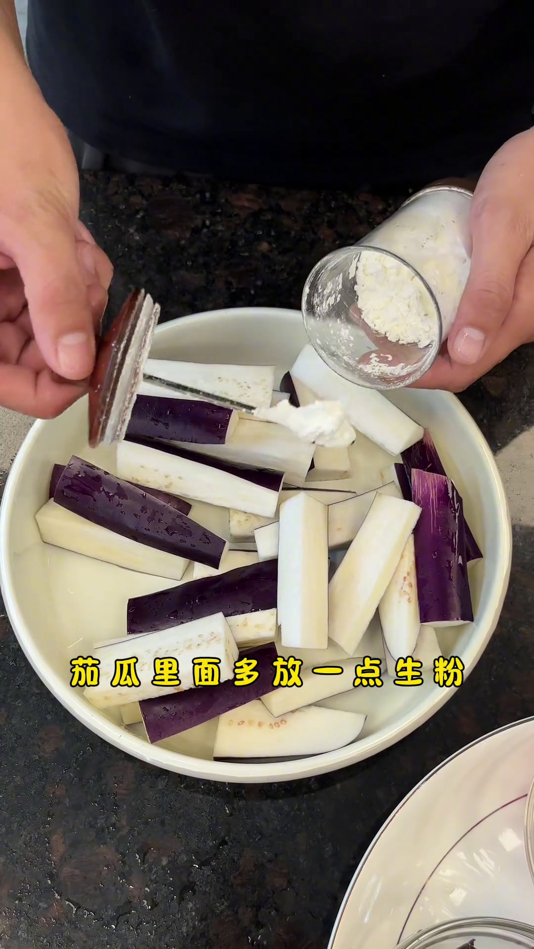 做这个菜,每人先准备2碗饭。茄子做法豆豉鲮鱼紫苏家常菜
